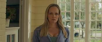 Movie still from “Scream” (2022), directed by Matt Bettinelli-Olpin – A woman with long blonde hair wearing a blue shirt; Close Up shot, Low angle