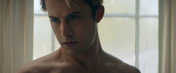 Movie still from “Scream” (2022), directed by Matt Bettinelli-Olpin – A man's face in the shower; Close Up shot, Low angle