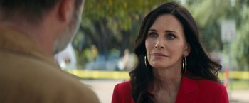 Movie still from “Scream” (2022), directed by Matt Bettinelli-Olpin – A woman in a red shirt is looking at a man in a red shirt; Close Up shot, Over the shoulder angle