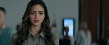 Movie still from “Scream” (2022), directed by Matt Bettinelli-Olpin – A person with long hair; Close Up shot, Over the shoulder angle