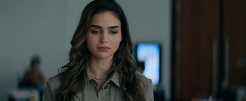 Movie still from “Scream” (2022), directed by Matt Bettinelli-Olpin – A person with long hair; Close Up shot, Over the shoulder angle