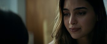 Movie still from “Scream” (2022), directed by Matt Bettinelli-Olpin – A woman's face with long hair; Close Up shot, Over the shoulder angle