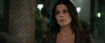 Movie still from “Scream” (2022), directed by Matt Bettinelli-Olpin – A person wearing a leather jacket; Close Up shot, Over the shoulder angle