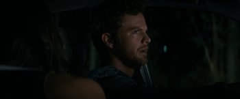 Movie still from “Scream” (2022), directed by Matt Bettinelli-Olpin – A person in a car at night; Close Up shot, Over the shoulder angle