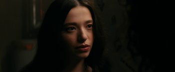 Movie still from “Scream” (2022), directed by Matt Bettinelli-Olpin – A person with long hair; Close Up shot, Over the shoulder angle