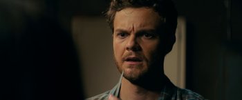 Movie still from “Scream” (2022), directed by Matt Bettinelli-Olpin – A person holding a pen; Close Up shot, Over the shoulder angle