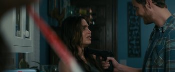 Movie still from “Scream” (2022), directed by Matt Bettinelli-Olpin – A woman holding a gun in her hand; Close Up shot, Over the shoulder angle