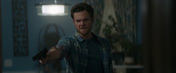 Movie still from “Scream” (2022), directed by Matt Bettinelli-Olpin – A man in a plaid shirt is pointing at the camera; Close Up shot, Over the shoulder angle