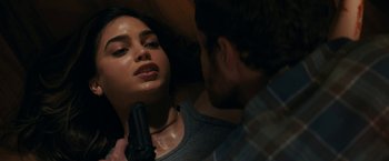 Movie still from “Scream” (2022), directed by Matt Bettinelli-Olpin – A woman holding a gun in front of a mans face; Close Up shot, Over the shoulder angle