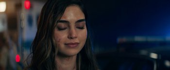 Movie still from “Scream” (2022), directed by Matt Bettinelli-Olpin – A person with her eyes closed; Close Up shot, Over the shoulder angle