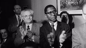 Movie still from “Searching for Bobby Fischer” (1993), directed by Steven Zaillian – A black and white photo of two men clapping; Medium shot, Low angle