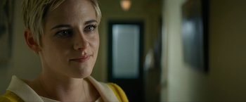 Movie still from “Seberg” (2019), directed by Benedict Andrews – A person with short blonde hair; Close Up shot, Over the shoulder angle