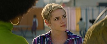 Movie still from “Seberg” (2019), directed by Benedict Andrews – A person with short blonde hair; Close Up shot, Over the shoulder angle