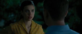 Movie still from “Seberg” (2019), directed by Benedict Andrews – A young woman in a yellow shirt is talking to a young man; Close Up shot, Over the shoulder angle