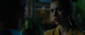 Movie still from “Seberg” (2019), directed by Benedict Andrews – A woman in a yellow shirt is looking into the camera; Close Up shot, Over the shoulder angle
