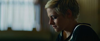 Movie still from “Seberg” (2019), directed by Benedict Andrews – A person with short blonde hair; Close Up shot, Over the shoulder angle