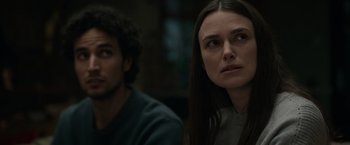 Movie still from “Official Secrets” (2019), directed by Gavin Hood – A woman and a man sitting next to each other in a room; Close Up shot, Over the shoulder angle