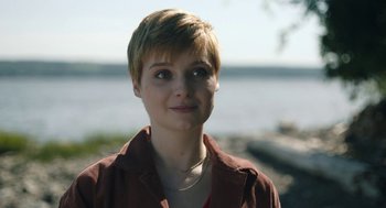 Movie still from “She Said” (2022), directed by Maria Schrader – A person with short blonde hair; Close Up shot, Over the shoulder angle