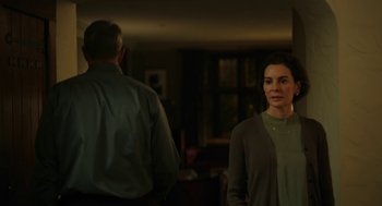 Movie still from “She Said” (2022), directed by Maria Schrader – A man and a woman standing next to each other in front of a mirror; Medium shot, Over the shoulder angle