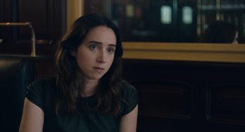 Movie still from “She Said” (2022), directed by Maria Schrader – A woman sitting in front of a wooden wall; Close Up shot, Over the shoulder angle