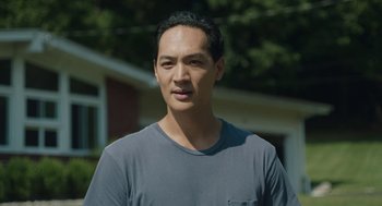 Movie still from “She Said” (2022), directed by Maria Schrader – A person wearing a gray t - shirt; Close Up shot, Low angle