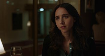 Movie still from “She Said” (2022), directed by Maria Schrader – A person with long brown hair; Close Up shot, Over the shoulder angle