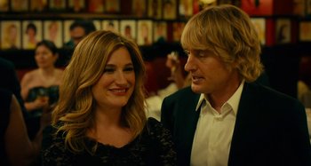 Movie still from “She's Funny That Way” (2014), directed by Peter Bogdanovich – A man and a woman standing next to each other; Close Up shot, Over the shoulder angle