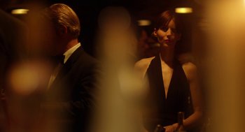 Movie still from “Side Effects” (2013), directed by Steven Soderbergh – A man and a woman standing in front of a mirror; Medium shot, Over the shoulder angle