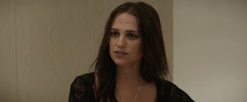 Movie still from “Son of a Gun” (2014), directed by Julius Avery – A person with long hair; Close Up shot, Over the shoulder angle