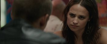 Movie still from “Son of a Gun” (2014), directed by Julius Avery – A woman is looking at a man in a crowd; Close Up shot, Over the shoulder angle
