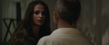 Movie still from “Son of a Gun” (2014), directed by Julius Avery – A man and a woman looking at each other in a mirror; Close Up shot, Over the shoulder angle