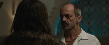 Movie still from “Son of a Gun” (2014), directed by Julius Avery – A man looking at a woman in the mirror; Close Up shot, Over the shoulder angle