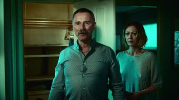Movie still from “T2 Trainspotting” (2017), directed by Danny Boyle – A man and a woman standing next to each other in a room; Medium shot, Low angle