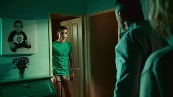 Movie still from “T2 Trainspotting” (2017), directed by Danny Boyle – A man in a green shirt is standing in front of a mirror; Medium shot, Over the shoulder angle