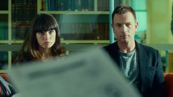 Movie still from “T2 Trainspotting” (2017), directed by Danny Boyle – A man and a woman sitting next to each other in a room; Close Up shot, Over the shoulder angle