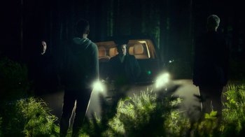 Movie still from “T2 Trainspotting” (2017), directed by Danny Boyle – Two men are standing in front of a car; Wide shot, Over the shoulder angle