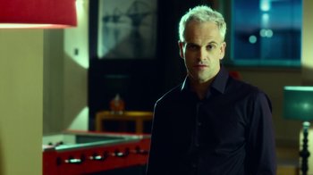 Movie still from “T2 Trainspotting” (2017), directed by Danny Boyle – A man in a black shirt is posing for a picture; Close Up shot, Over the shoulder angle