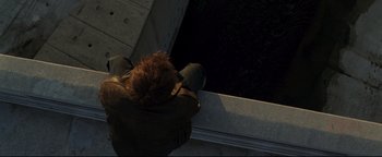 Movie still from “Terminator 3: Rise of the Machines” (2003), directed by Jonathan Mostow – A man with a red hair is leaning against a railing; Wide shot, Overhead angle