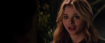 Movie still from “The 5th Wave” (2016), directed by J Blakeson – A person with long blonde hair; Close Up shot, Over the shoulder angle