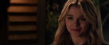 Movie still from “The 5th Wave” (2016), directed by J Blakeson – A person with long blonde hair; Close Up shot, Over the shoulder angle