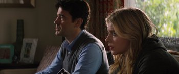 Movie still from “The 5th Wave” (2016), directed by J Blakeson – A man and a woman sitting next to each other; Close Up shot, Over the shoulder angle