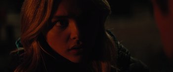 Movie still from “The 5th Wave” (2016), directed by J Blakeson – A woman with long hair is looking at the camera; Close Up shot, Over the shoulder angle