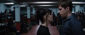 Movie still from “The 5th Wave” (2016), directed by J Blakeson – A woman in a black shirt is looking at a man in a black shirt; Close Up shot, Over the shoulder angle