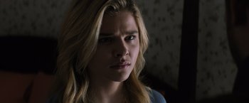 Movie still from “The 5th Wave” (2016), directed by J Blakeson – A person with long blonde hair; Close Up shot, Over the shoulder angle