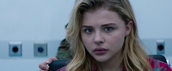 Movie still from “The 5th Wave” (2016), directed by J Blakeson – A person with long blonde hair; Close Up shot, Over the shoulder angle