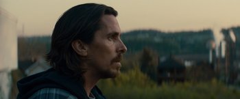 Movie still from “Out of the Furnace” (2013), directed by Scott Cooper – A person with long hair; Close Up shot, Over the shoulder angle
