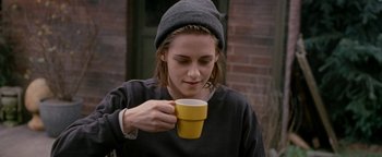 Movie still from “Personal Shopper” (2016), directed by Olivier Assayas – A person holding a yellow cup in their hands; Close Up shot, High angle