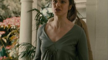 Movie still from “The Constant Gardener” (2005), directed by Fernando Meirelles – A woman standing in front of a pillar wearing a green shirt; Close Up shot, Low angle