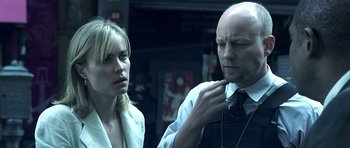 Movie still from “Phone Booth” (2002), directed by Joel Schumacher – A man and a woman standing next to each other; Close Up shot, Over the shoulder angle