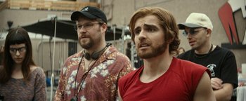 Movie still from “The Disaster Artist” (2017), directed by James Franco – A man in a red shirt is next to another man in a hawaiian shirt; Close Up shot, Over the shoulder angle